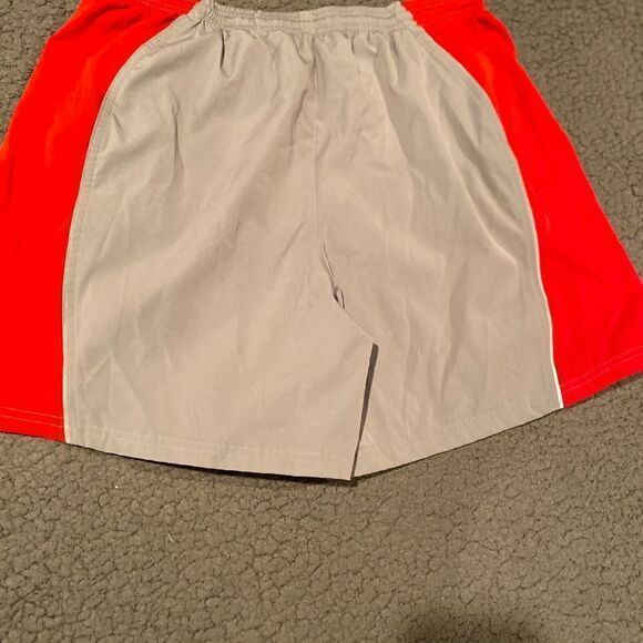 Under Armour Grey & Red Men’s Shorts Size X Large Basketball Shorts - Picture 7 of 10